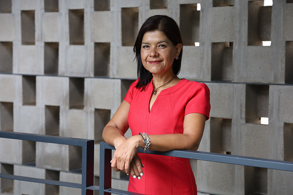 Profesora representa a México en Digital News Report 2024