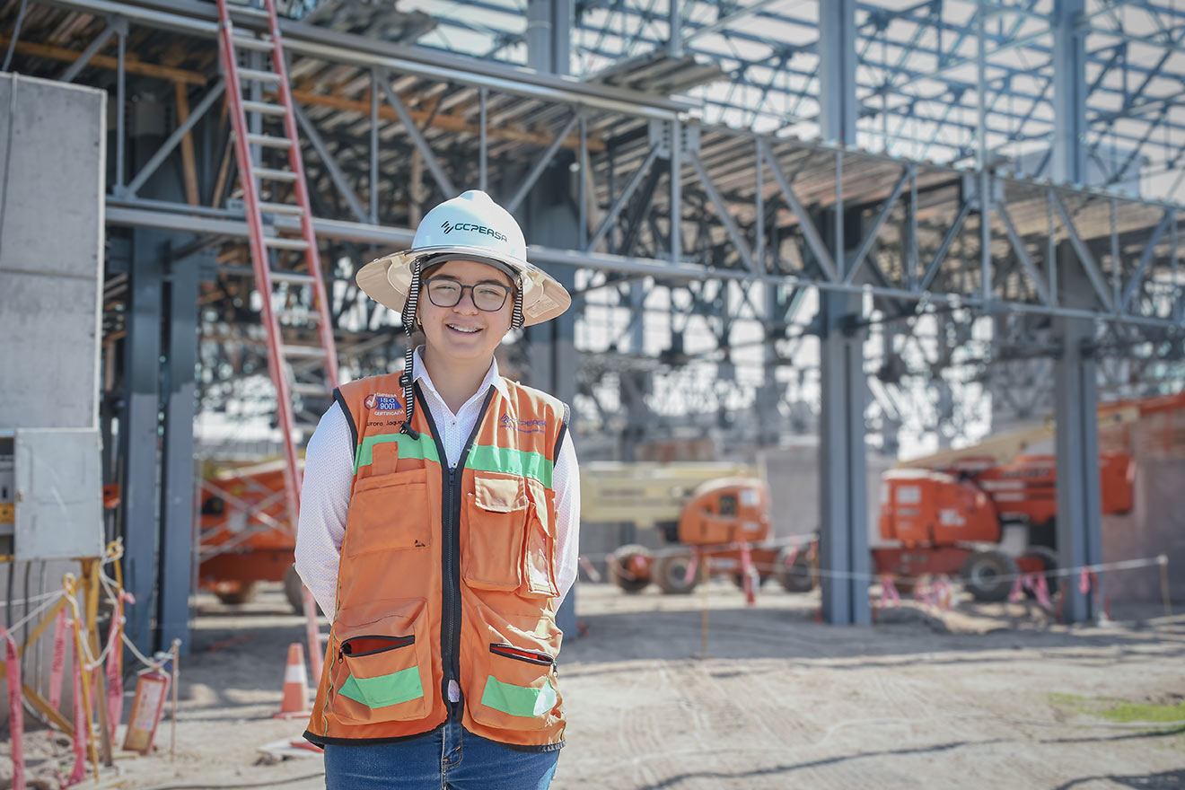 Alumni colabora en construcción del polideportivo de la UP