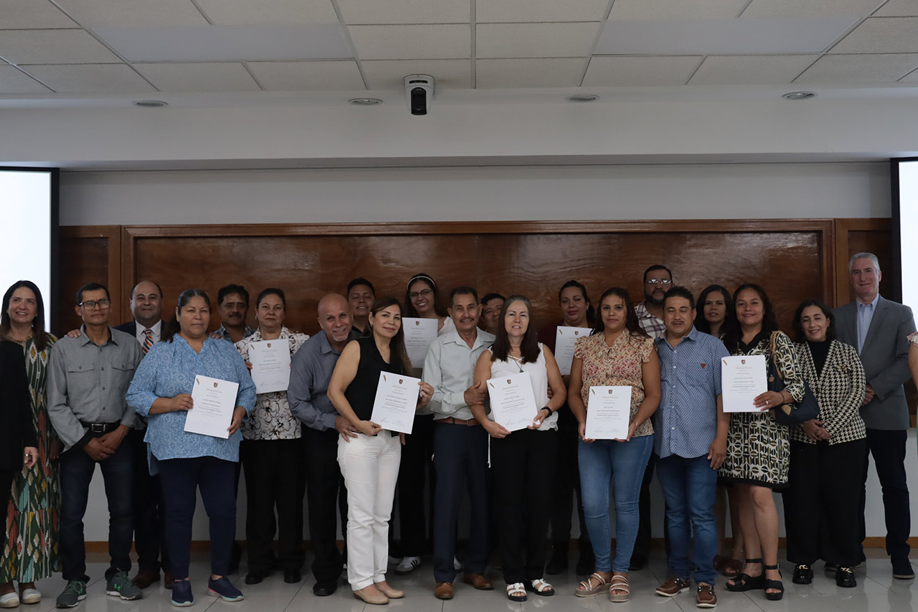 Colaboradores participan en taller sobre matrimonio y familia