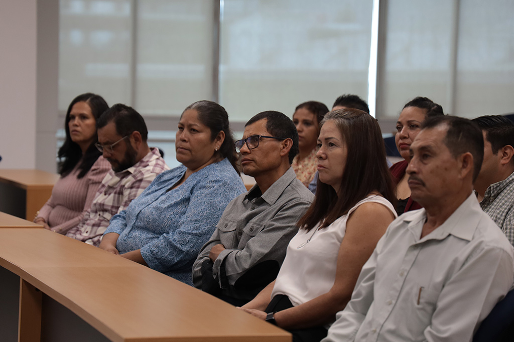 Colaboradores participan en taller sobre matrimonio y familia