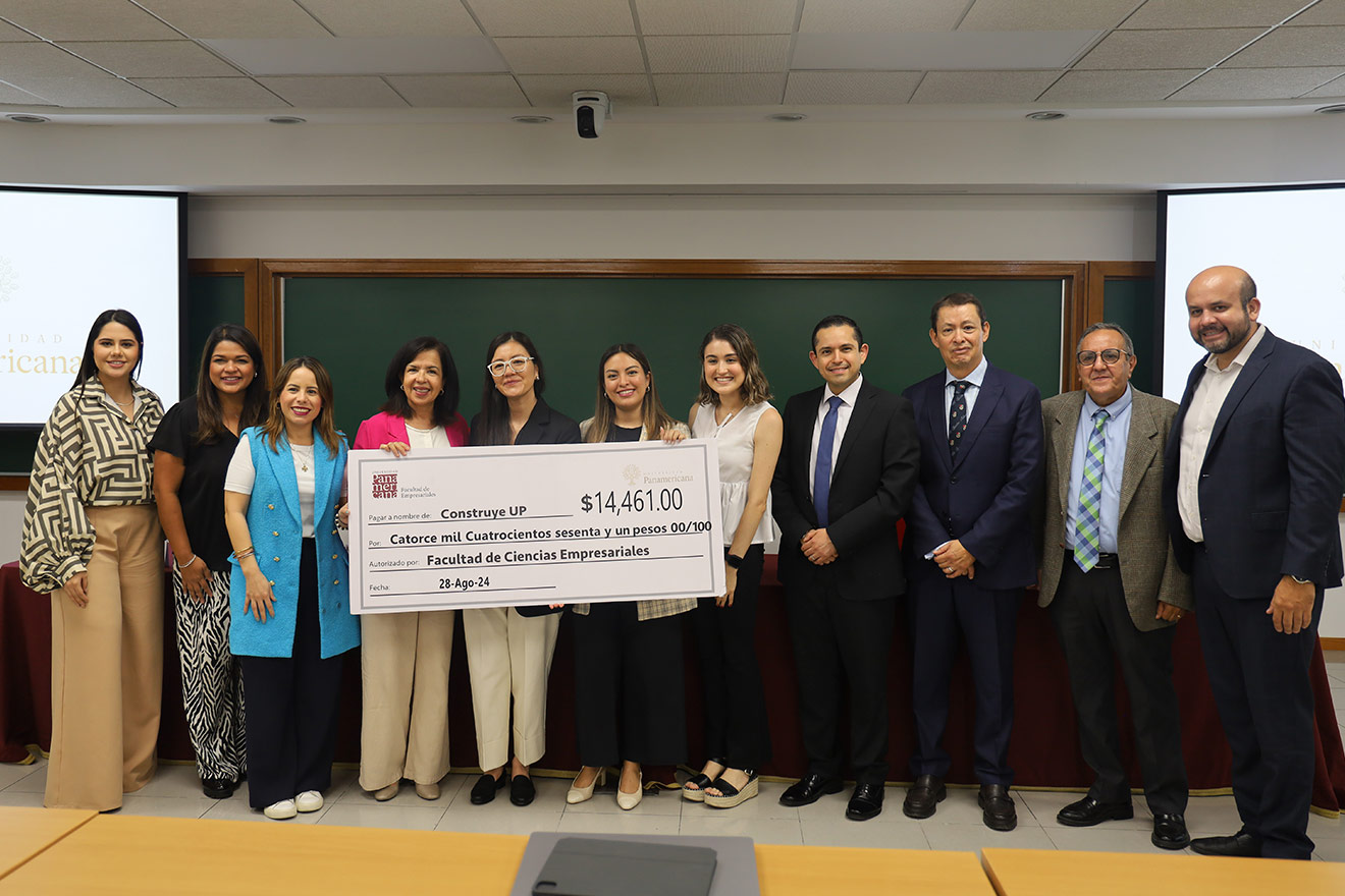 Empresariales entrega donativo a Construye UP