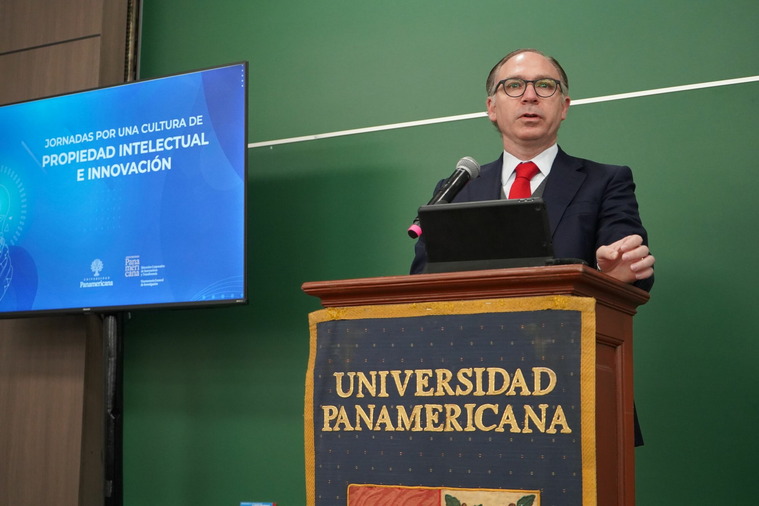 Estudiantes e investigadores de la UP presentando sus proyectos de innovación