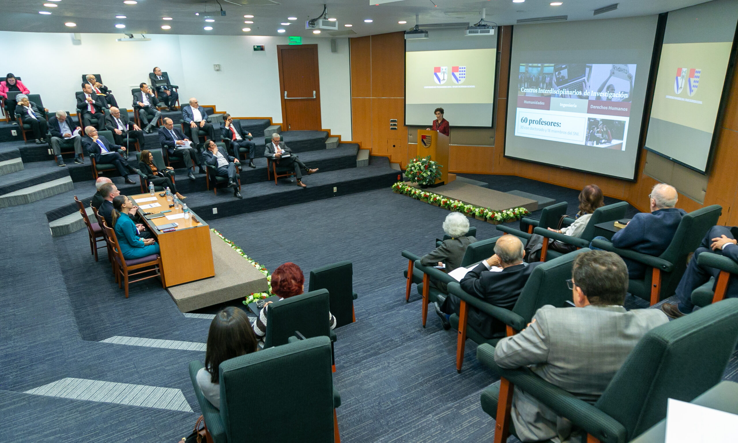 Estudiantes de la Universidad Panamericana celebrando los logros del 2024